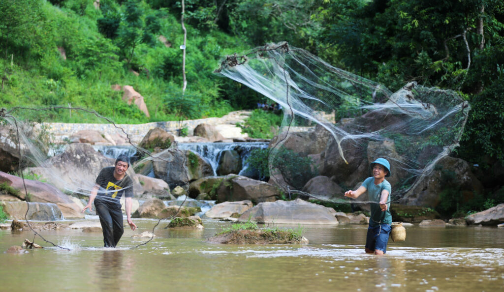 Suối được thiên nhiên tạo hoá thành